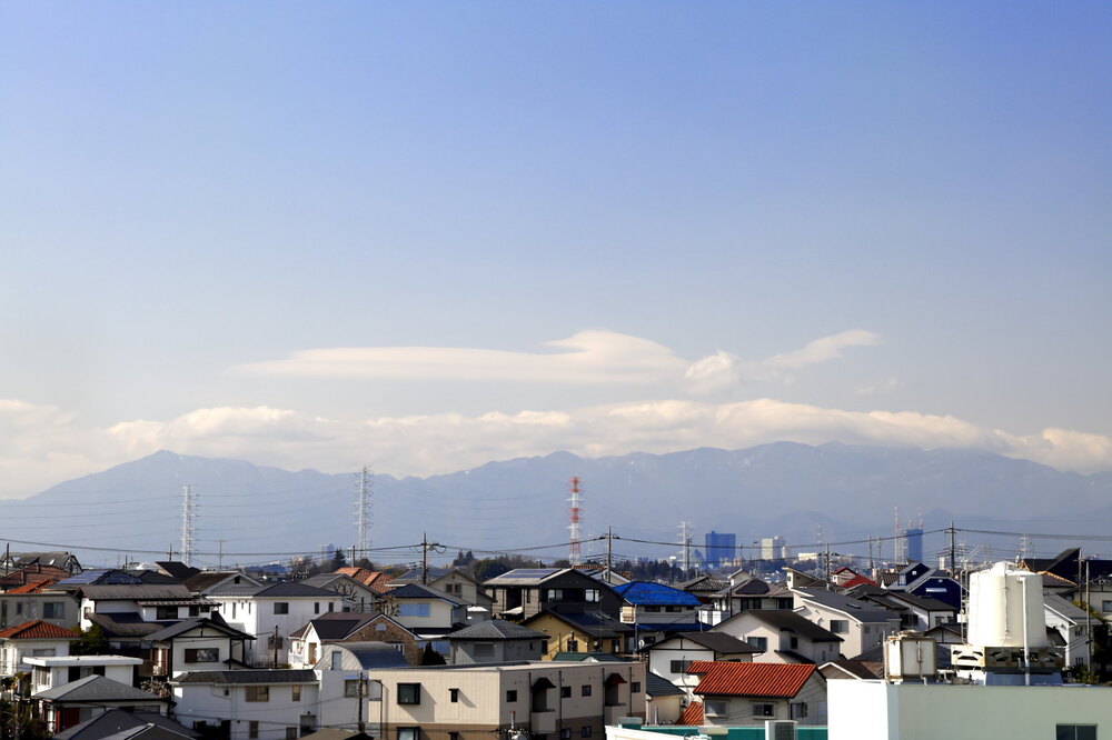 250212_IMG_4248_AD_丹沢山塊濃く霞む_もえぎ野ふれあい_2X3.JPG
